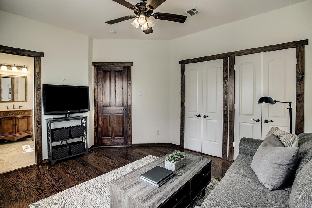 1426 W 21st Street - Photo 5