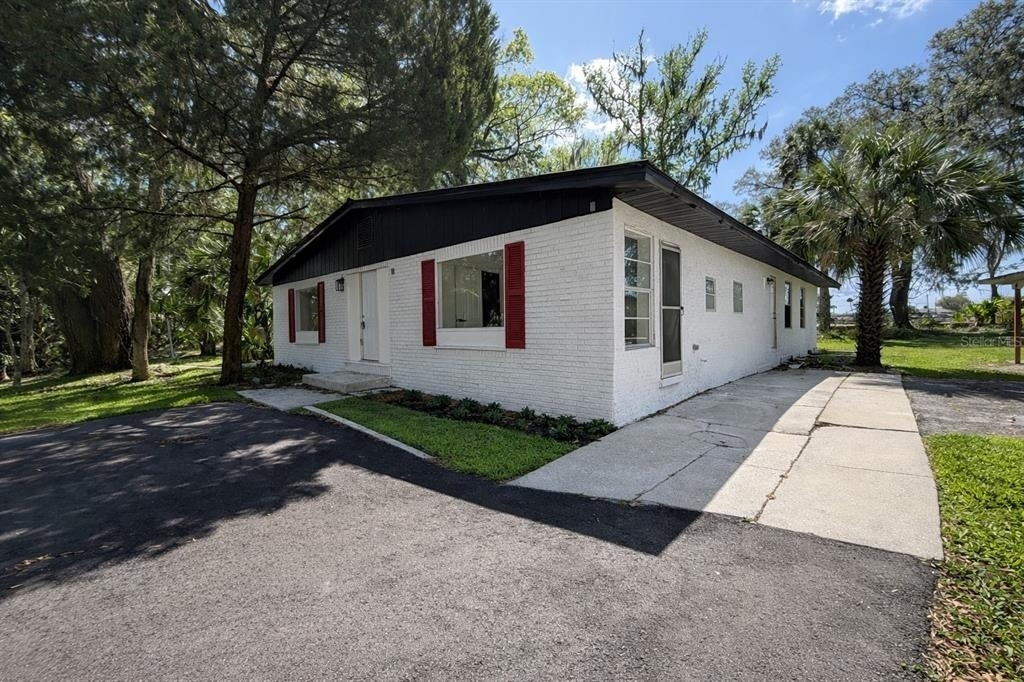 502 Nw Crystal Street - Photo 1