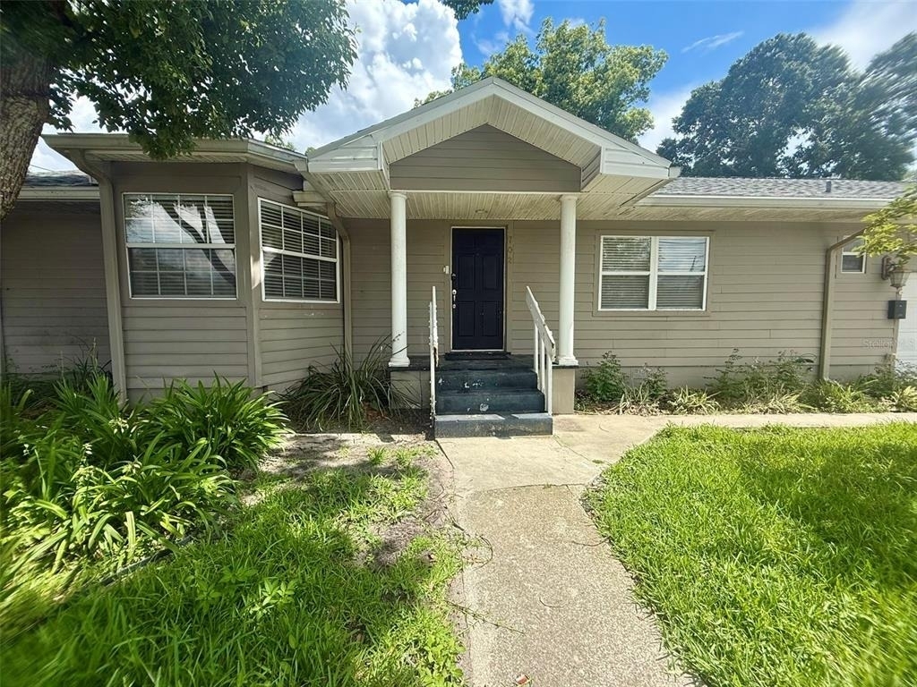 702 Avenue H Ne - Photo 1