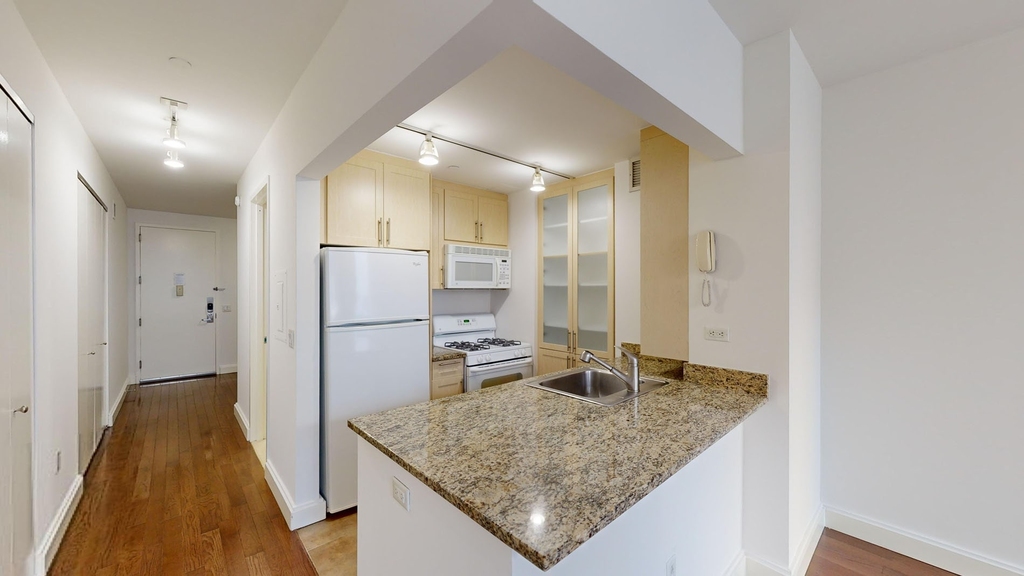 10 Hanover Square - Photo 1