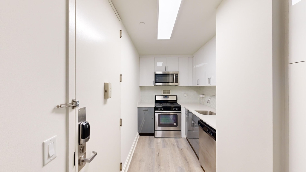 10 Hanover Square - Photo 1
