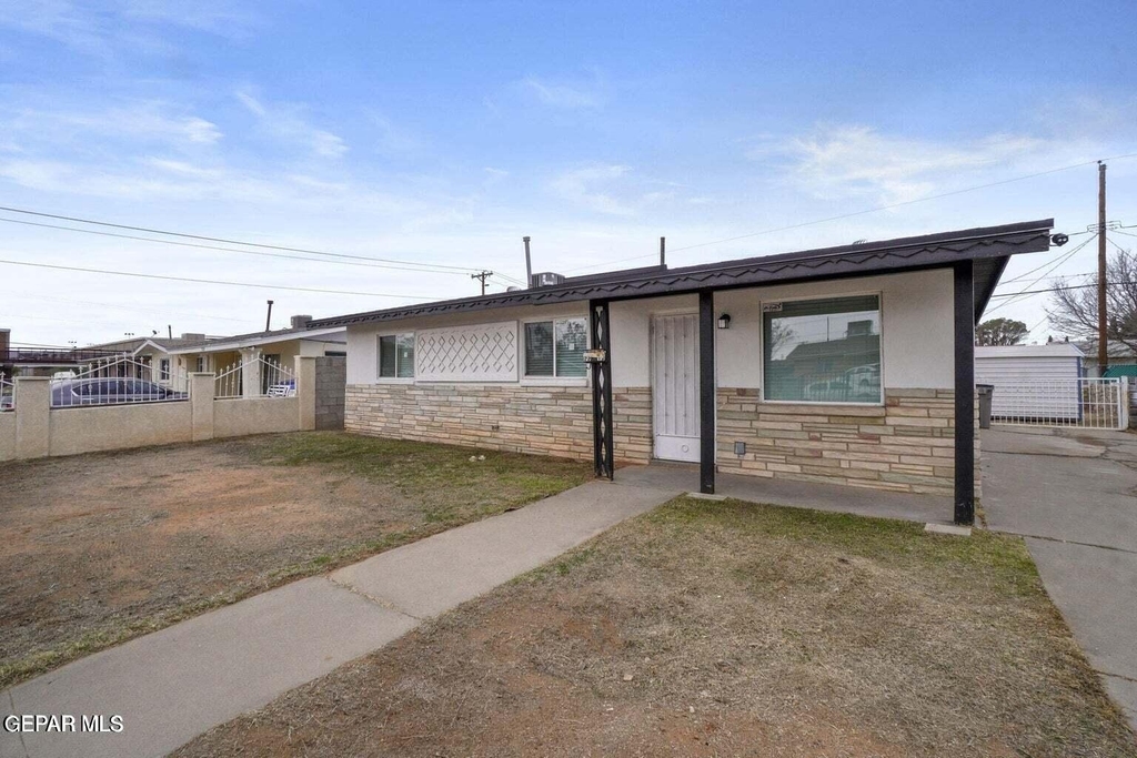 5316 Saxon Drive - Photo 2