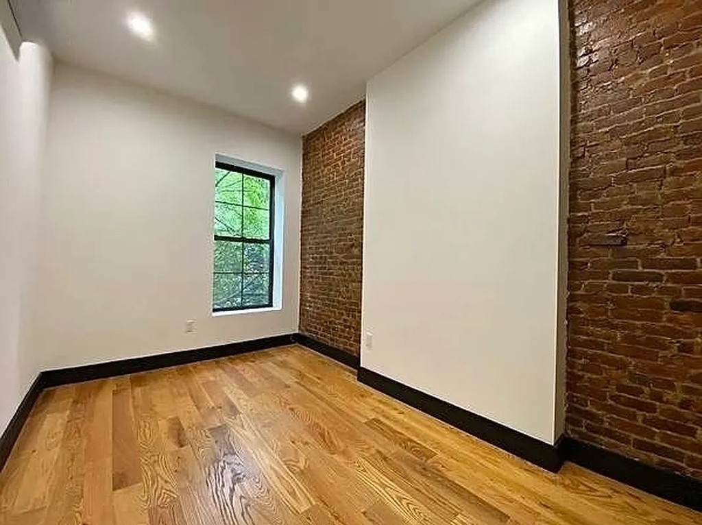 758 Putnam Avenue - Photo 4