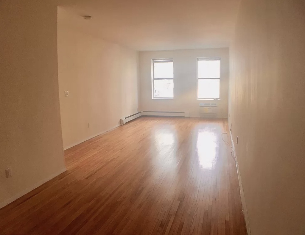 West 52nd Street - Photo 6