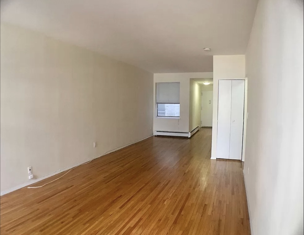 West 52nd Street - Photo 7