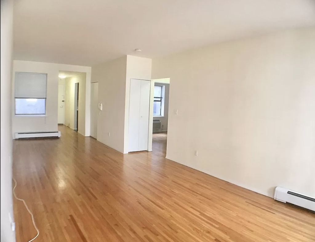 West 52nd Street - Photo 8