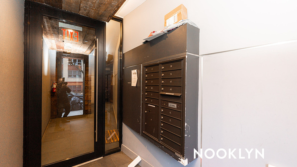 87 Montrose Ave - Photo 5