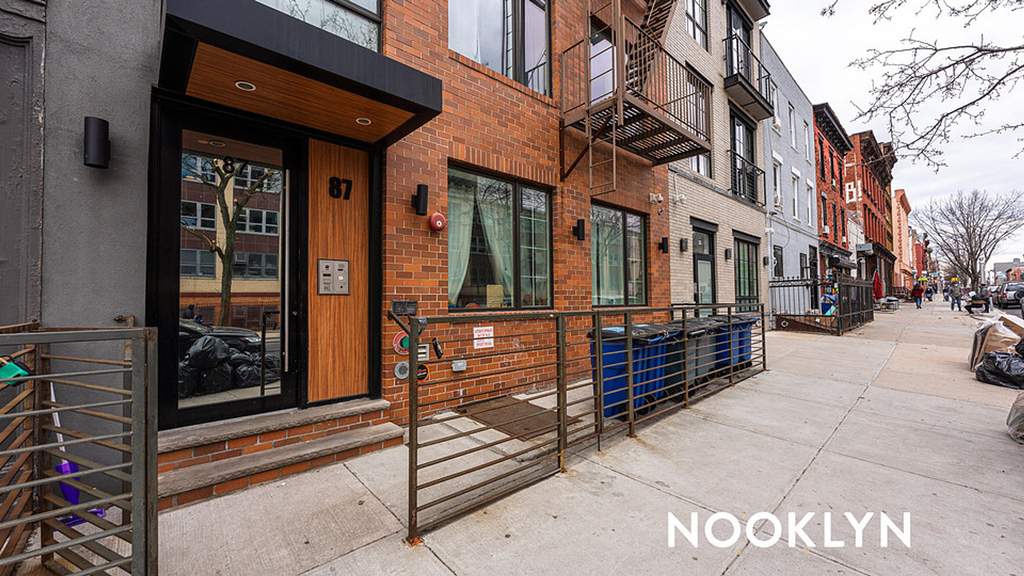 87 Montrose Ave - Photo 4