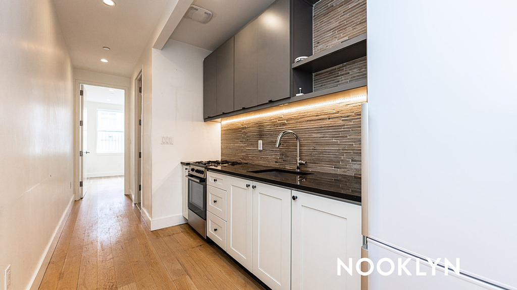 87 Montrose Ave - Photo 16