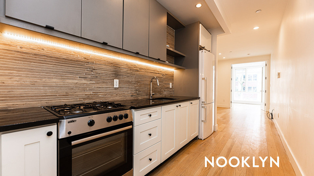 87 Montrose Ave - Photo 11