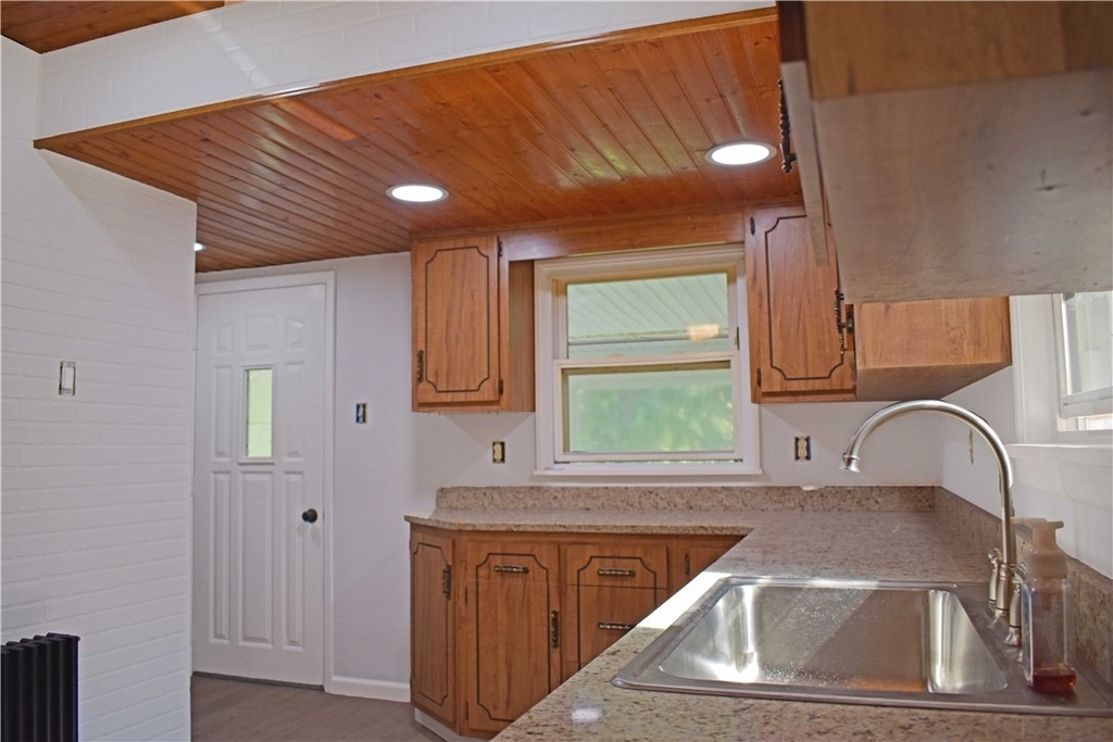 905 Burchfield Rd - Photo 5