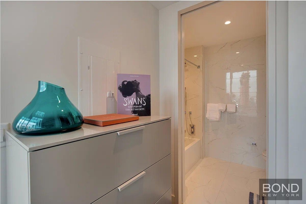 East 44th Street - Photo 3