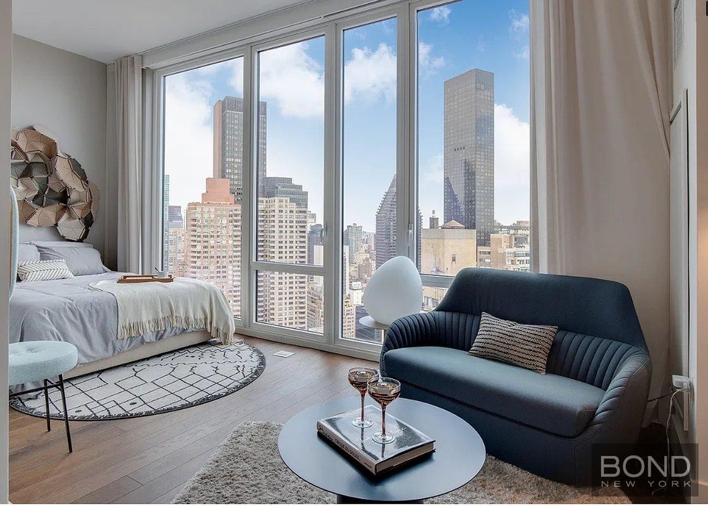East 44th Street - Photo 10