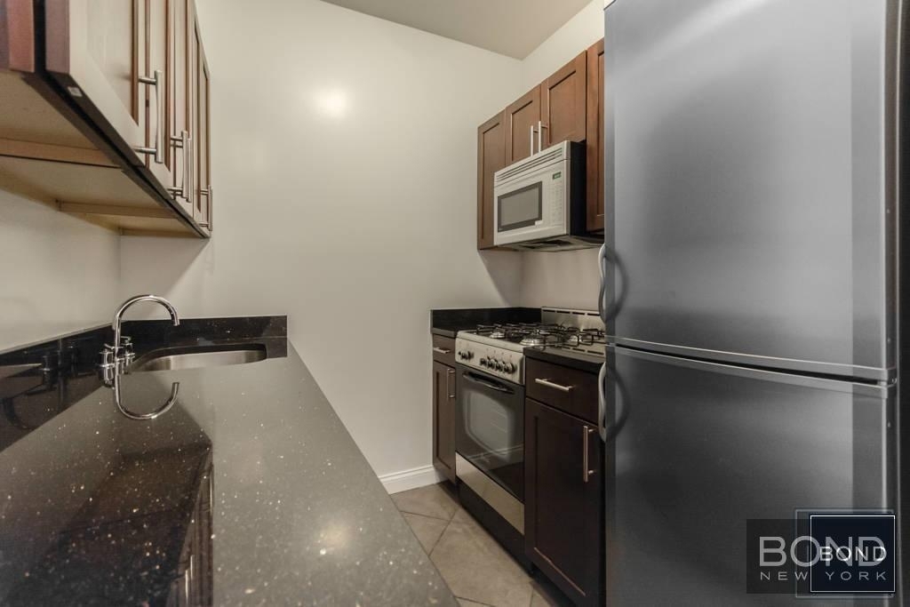 West 11th Street - Photo 5