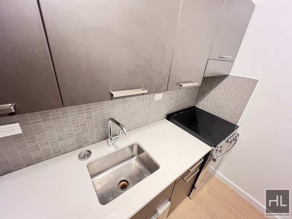 East 39th Street - Photo 2