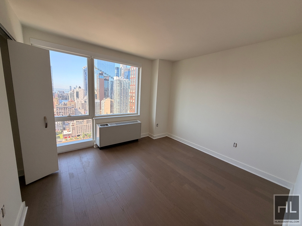 West 42nd Street - Photo 1