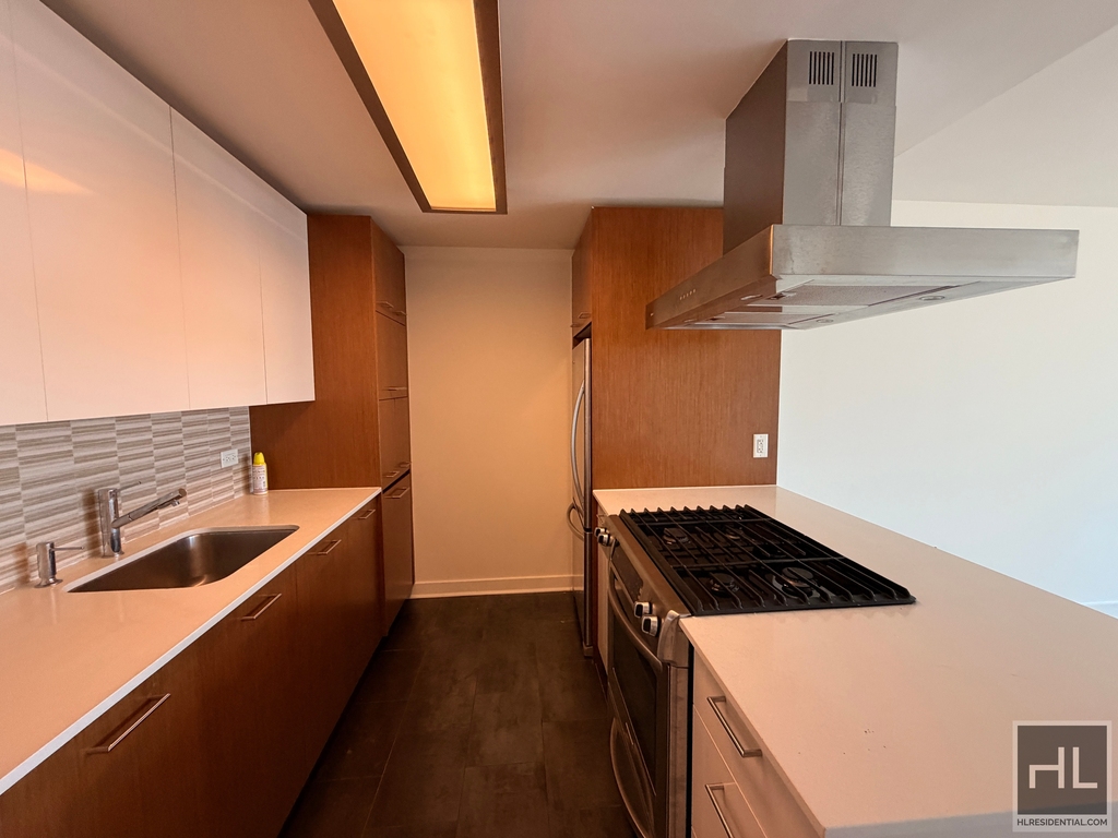 West 42nd Street - Photo 2