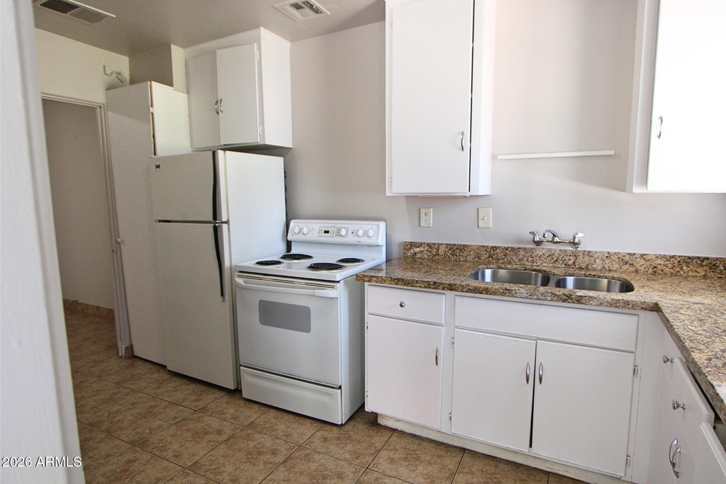 2925 N 19th Avenue - Photo 4