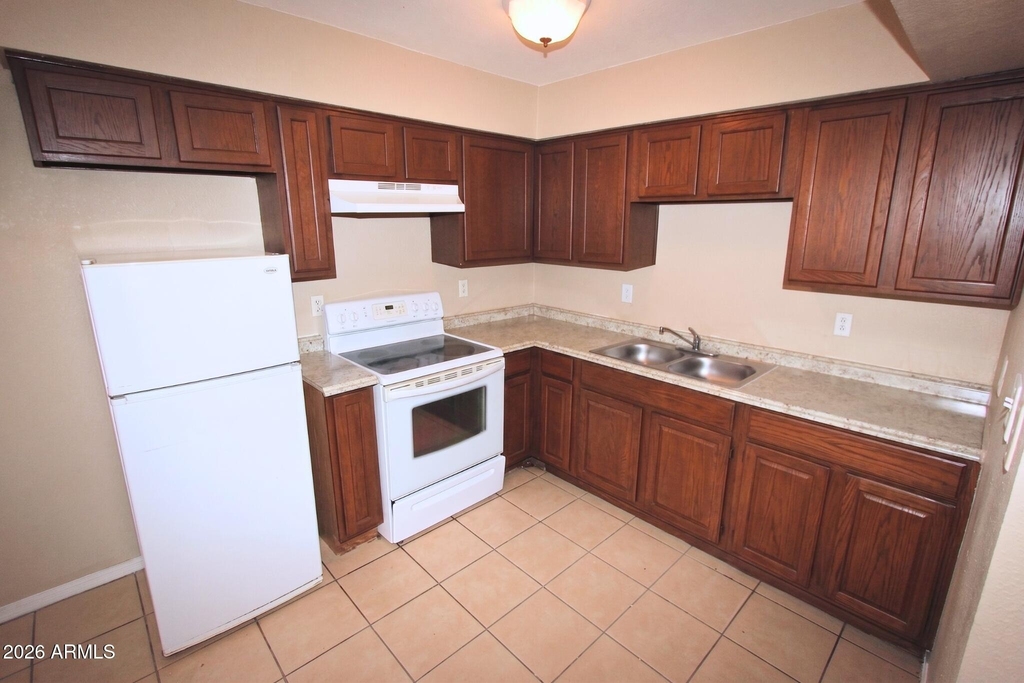2747 E Chipman Road - Photo 2