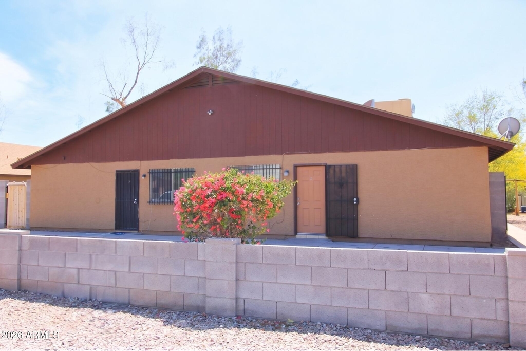 2747 E Chipman Road - Photo 0