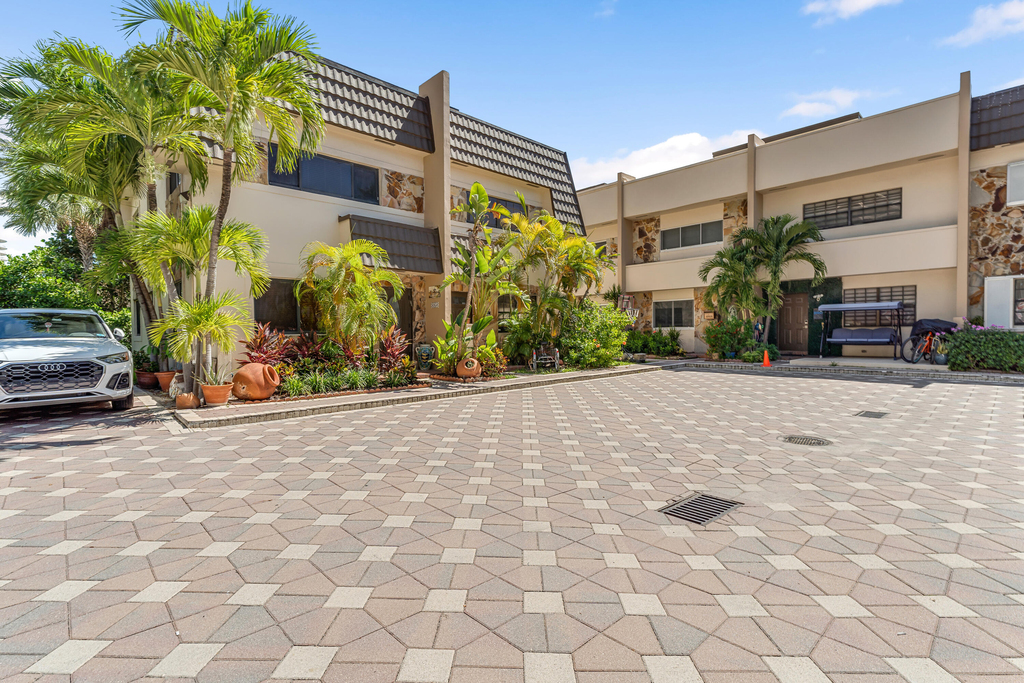 8956 Collins Avenue - Photo 4