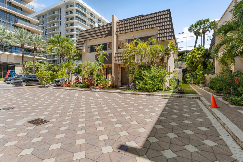 8956 Collins Avenue - Photo 6