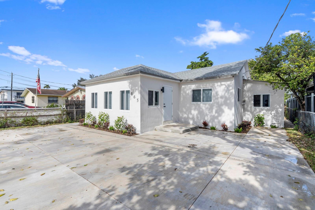 865 Se 12th Street - Photo 1