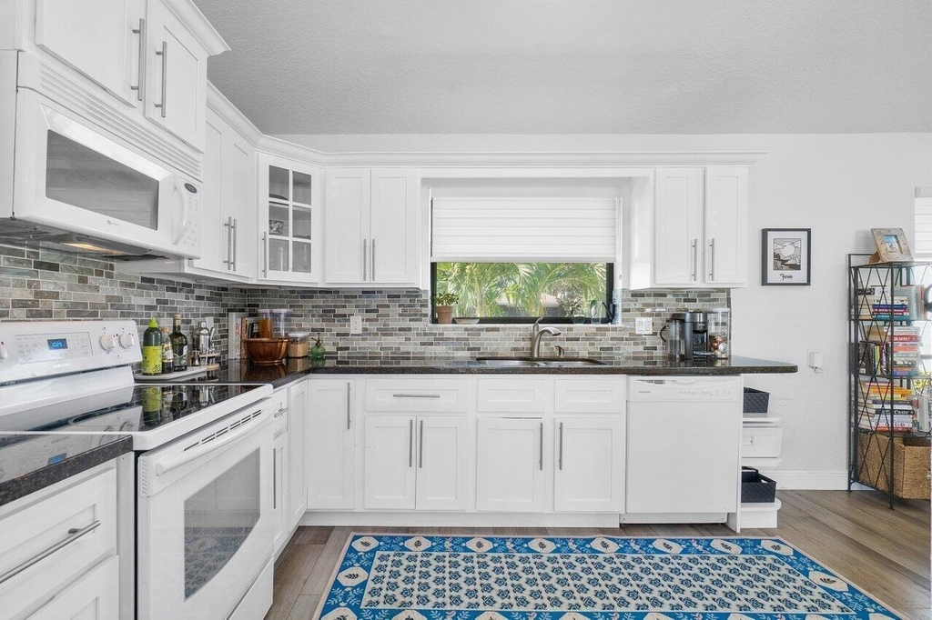 6085 Robinson Street - Photo 8