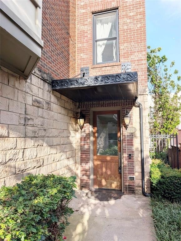 221 N Geary Avenue - Photo 1