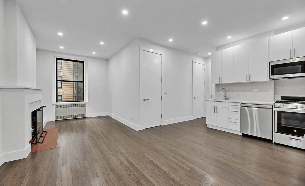 121 Madison Avenue - Photo 0