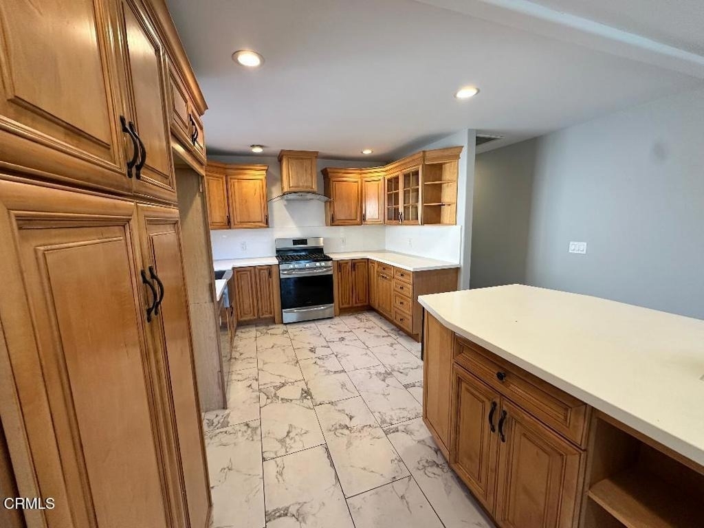 2810 Sherwin Avenue - Photo 2