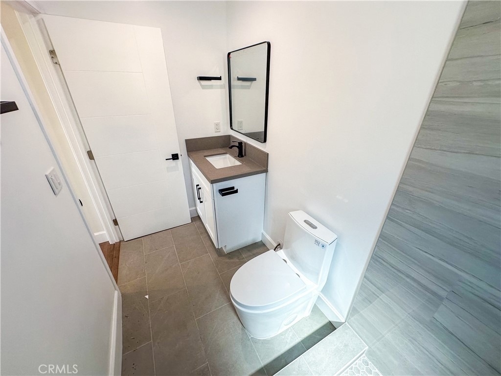 2927 S Redondo Boulevard - Photo 1