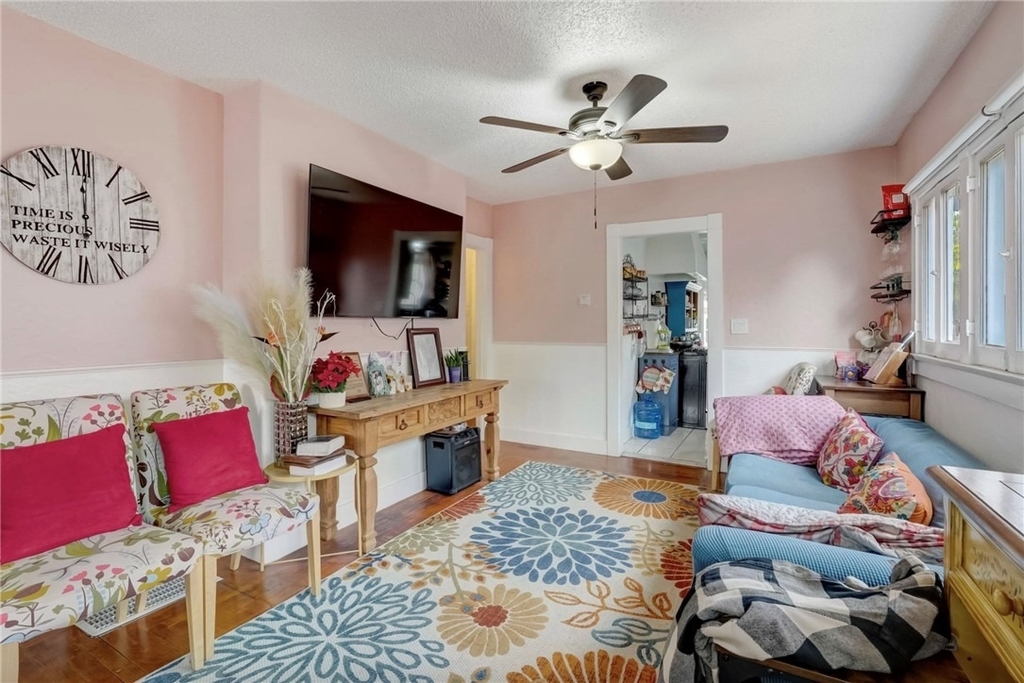 817 1/2 E Palmyra Avenue - Photo 4