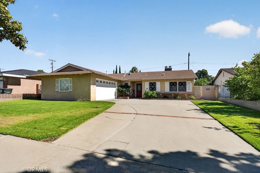2310 E Monroe - Photo 1