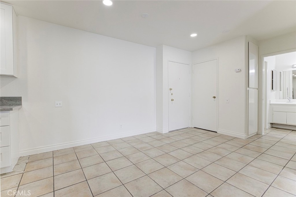 5460 White Oak Ave - Photo 0