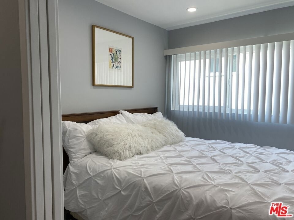 425 S Kenmore Avenue - Photo 3