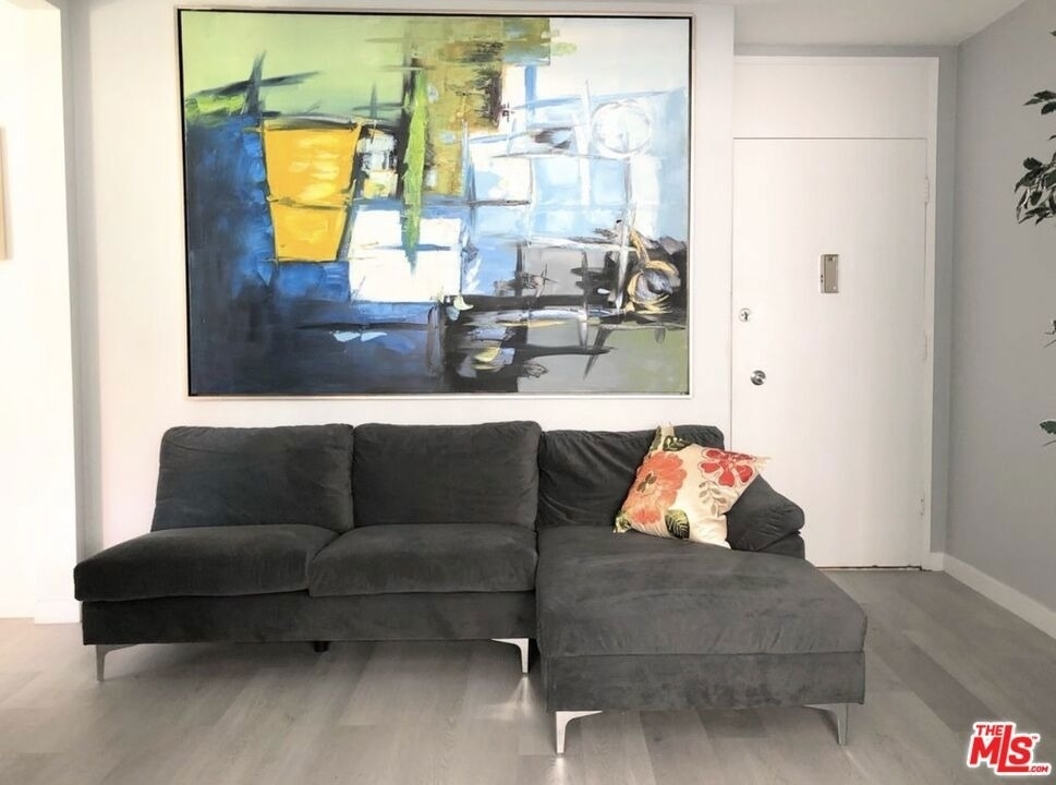 425 S Kenmore Avenue - Photo 1