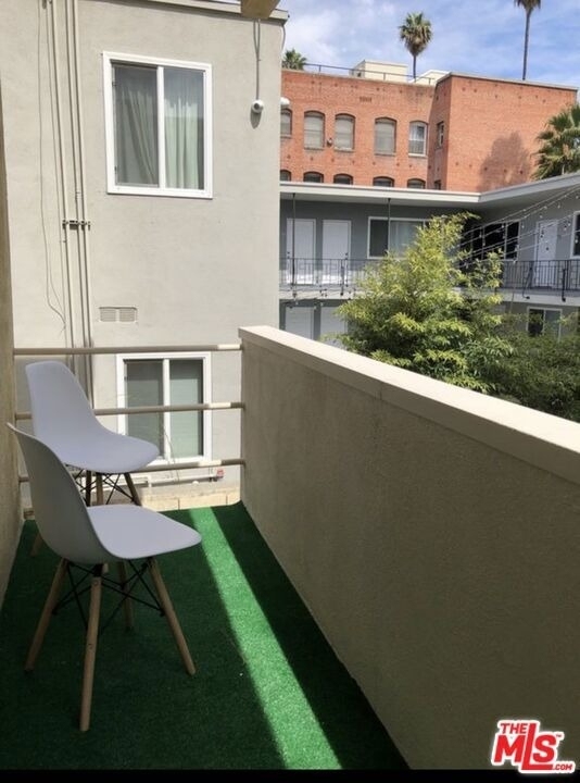 425 S Kenmore Avenue - Photo 9