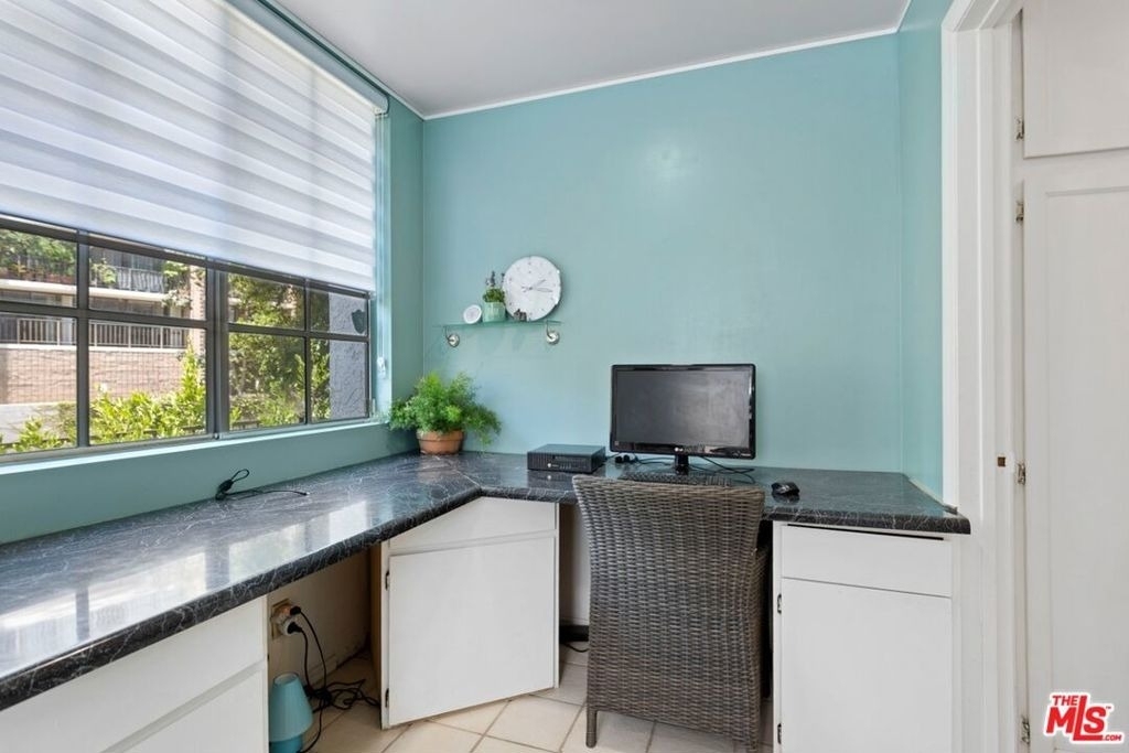 1375 Kelton Avenue - Photo 8