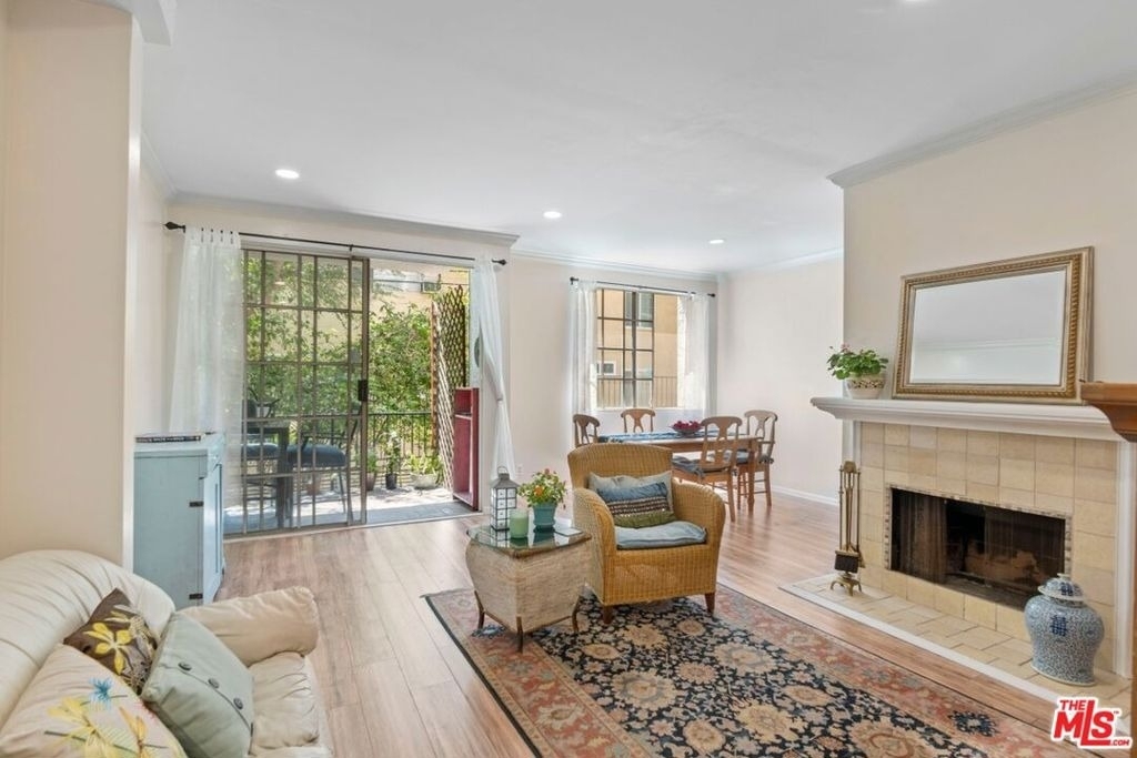 1375 Kelton Avenue - Photo 3