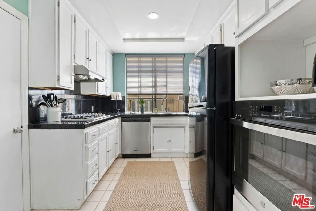1375 Kelton Avenue - Photo 7