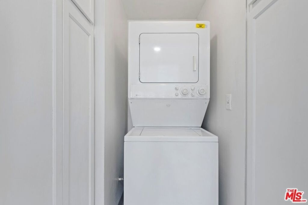 1375 Kelton Avenue - Photo 9
