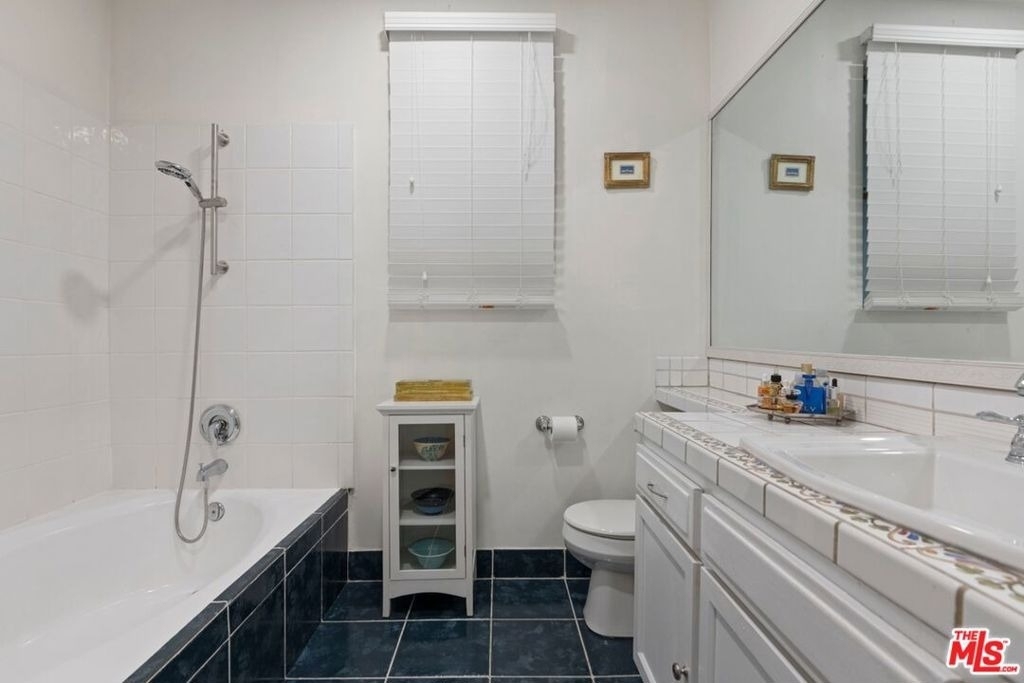 1375 Kelton Avenue - Photo 11