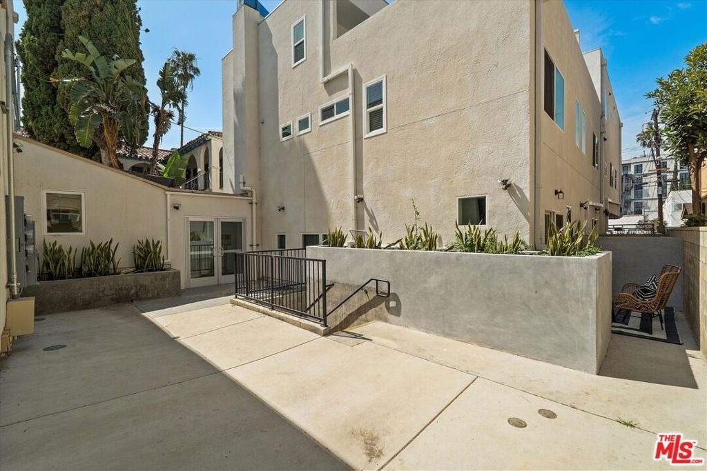 1409 N Hobart Boulevard - Photo 5