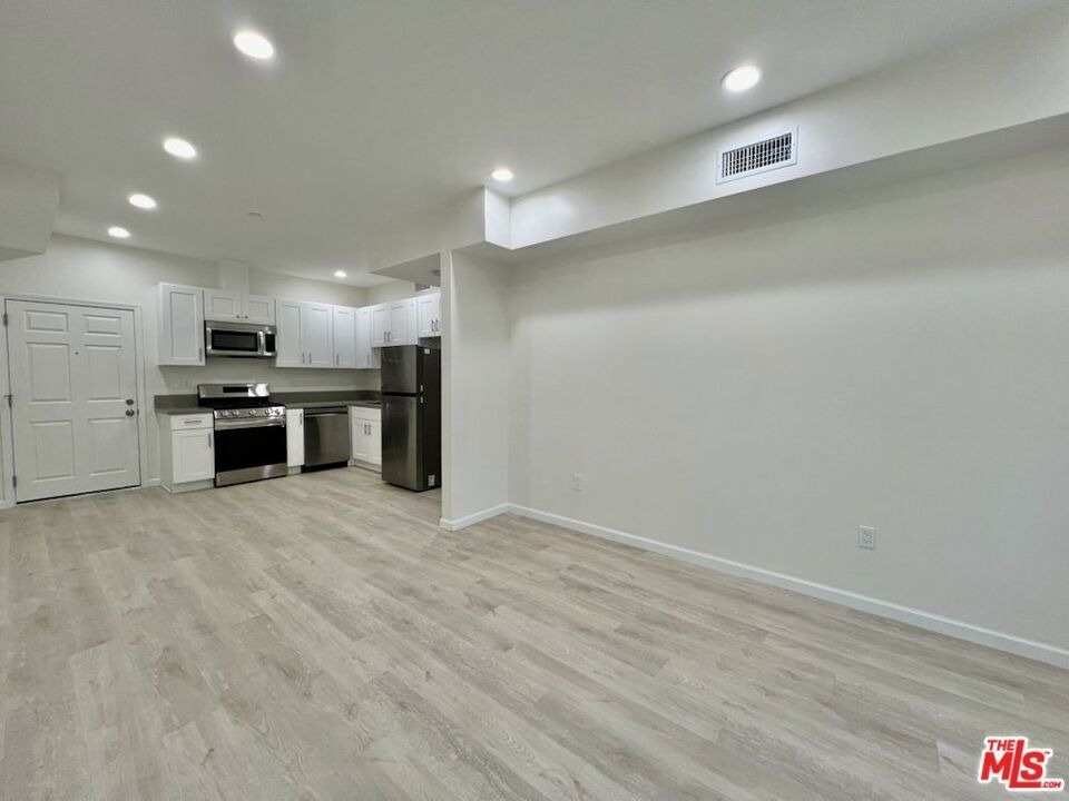 1409 N Hobart Boulevard - Photo 8