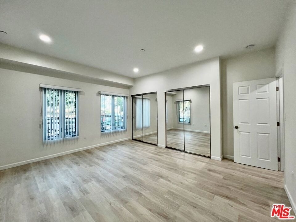 1409 N Hobart Boulevard - Photo 9