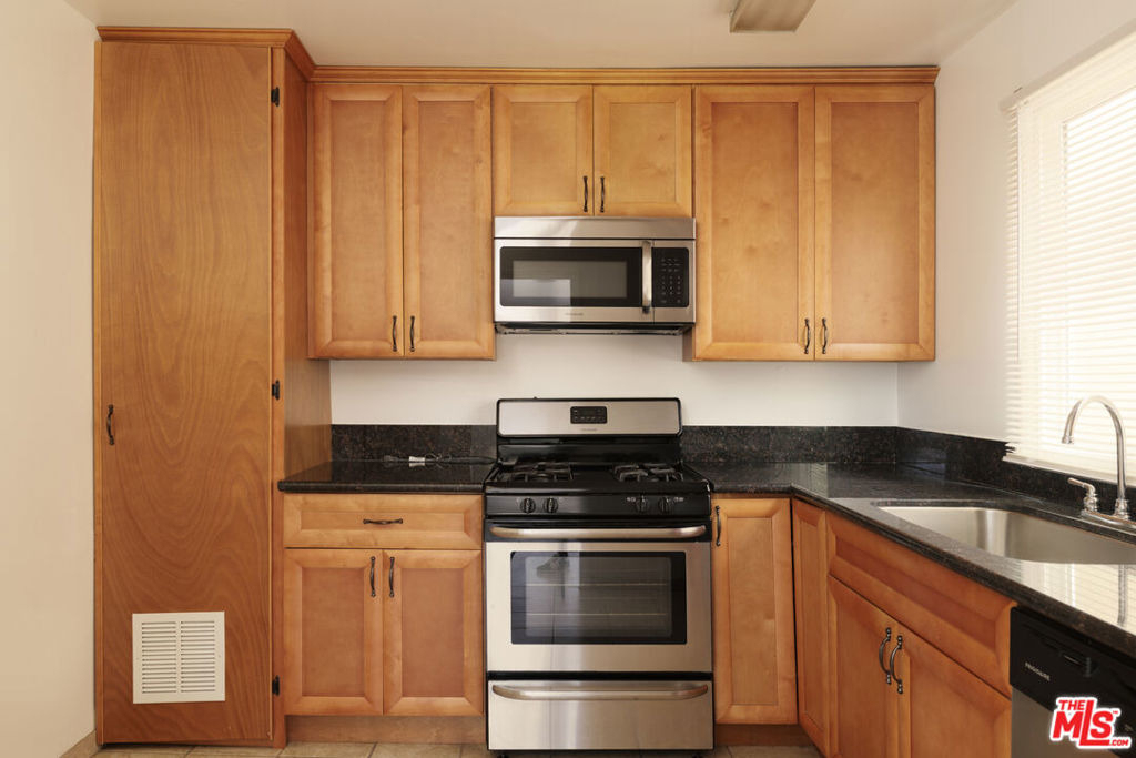 5516 1/2 N Cahuenga Boulevard - Photo 7