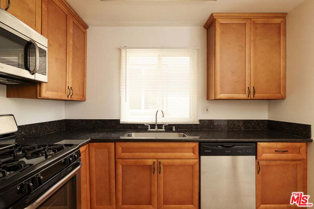 5516 1/2 N Cahuenga Boulevard - Photo 8