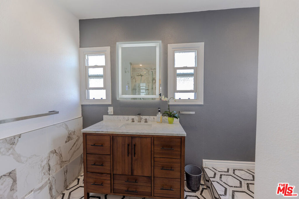 1067 S Sycamore Avenue - Photo 34