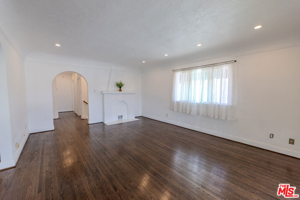 1067 S Sycamore Avenue - Photo 5